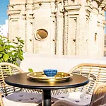 Duplex With Private Rooftop & View On San Juan Church By Rems Apartament